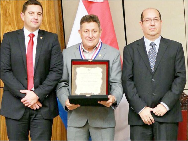 Diputados conceden pensión de G. 1.500.000 a Romerito