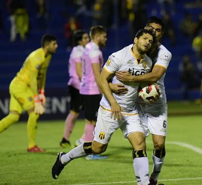 El campeón sufrió pero avanzó - Fútbol - ABC Color
