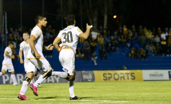 HOY / Lo pone contra las cuerdas y al final lo manda a la lona