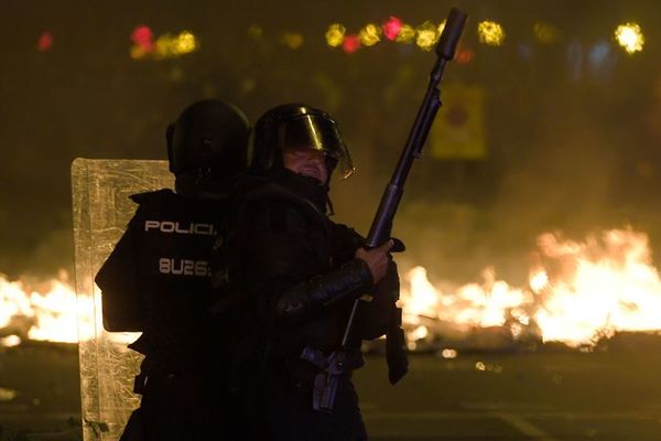 Tercera noche consecutiva de violencia en Cataluña - Mundo - ABC Color