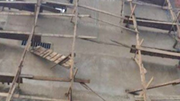 Albañiles ho’a de lo alto de construcción