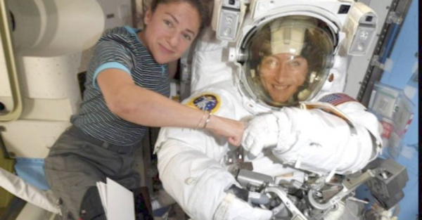 Dos mujeres en el espacio