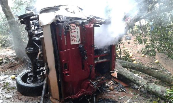Choque, vuelco e incendio de una camioneta