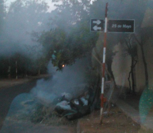 Quema de basura en plena calle de Asunción