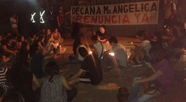 Pese a movilizaciones decana se aferra al cargo