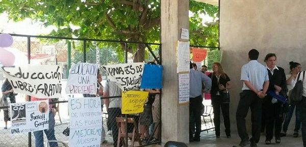 Estudiantes bloquearon acceso a funcionarios en Filosofía