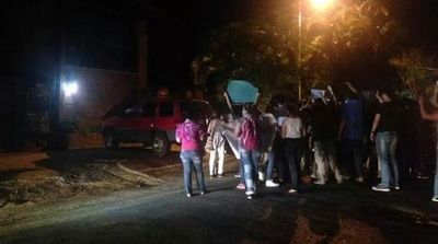 Estudiantes exigen renuncia de decana de Filosofía