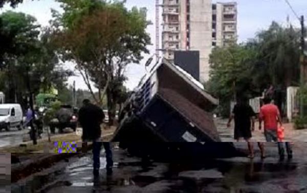 Camión cae en un "cráter"