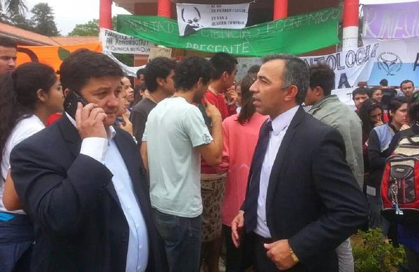 Estudiantes no permiten ingreso de fiscal a Rectorado