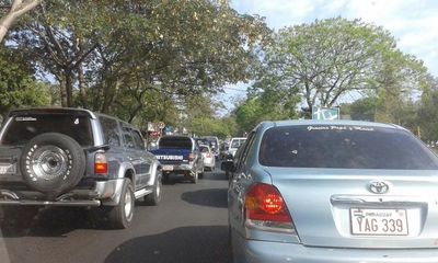 Conductores cuestionan reparación de avenida en hora pico