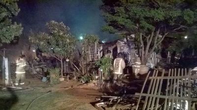 Fuego consume cinco viviendas precarias