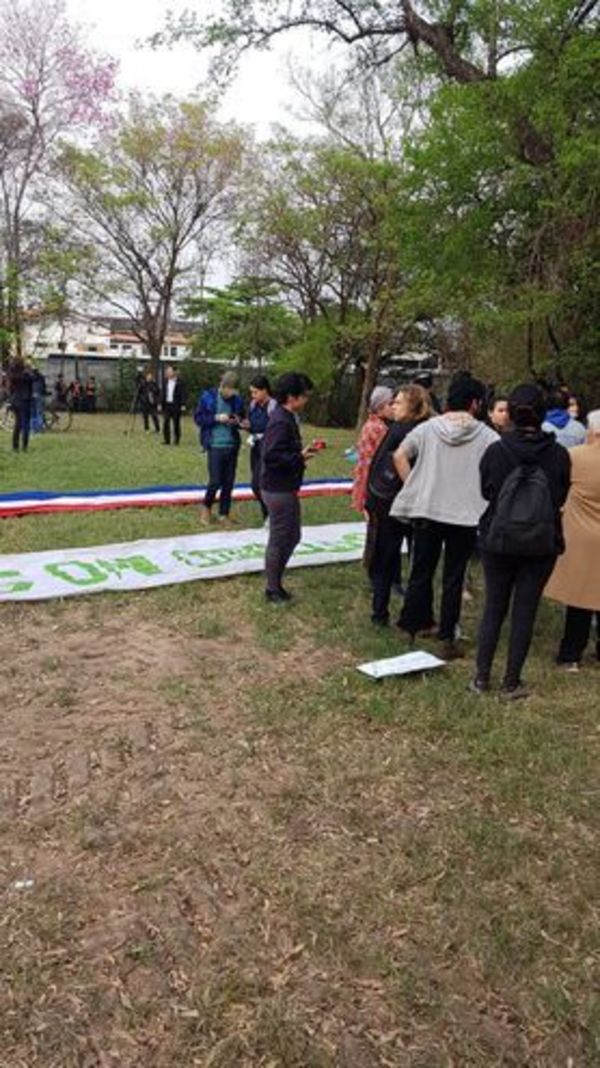Policía acorrala a manifestantes que repudian tala de árboles en obras