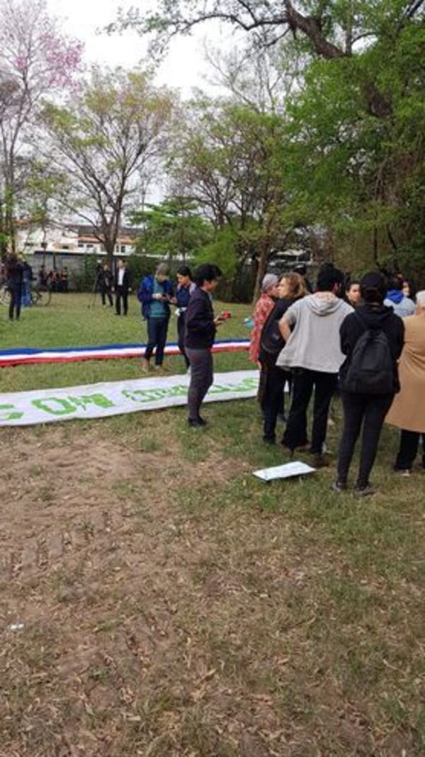 Policía acorrala a manifestantes que repudian  tala de árboles en obras