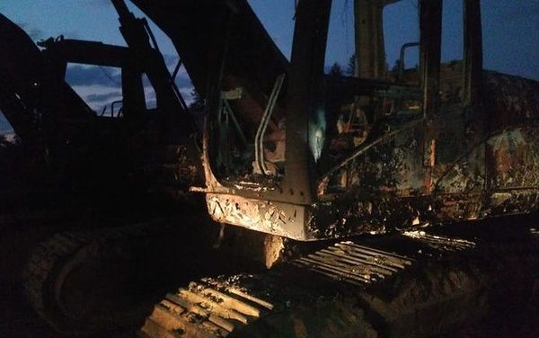 Queman maquinarias y toman de rehén a un hombre con su hijo