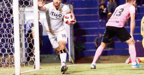 El campeón noqueó y ya camina al “bi”