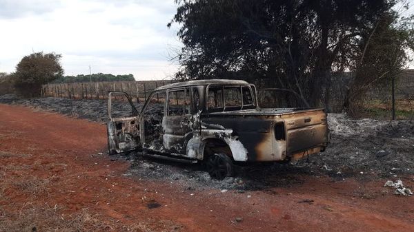 Desconocidos quemaron una camioneta en Campos Morombí - Nacionales - ABC Color