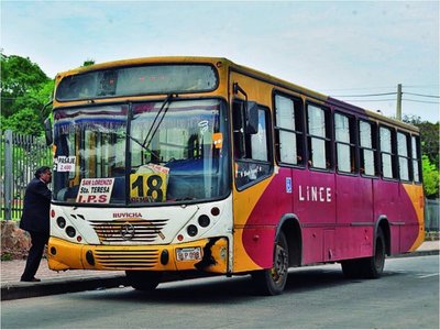 Sumarian a  empresas  de buses incendiados en plena circulación