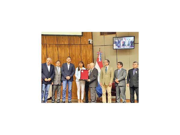 Ex senador fue condecorado por su brillante trayectoria