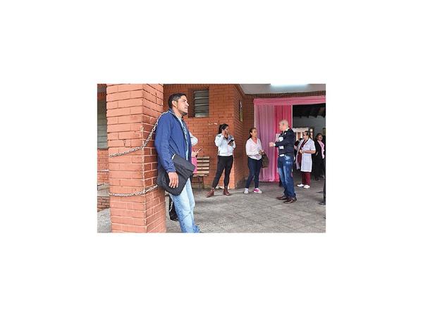Encadenándose, pide reposición en hospital