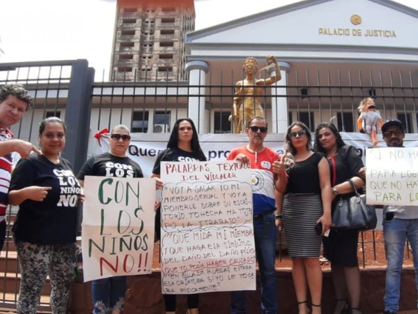 JEM suspende a los tres jueces que liberaron al ex policía abusador