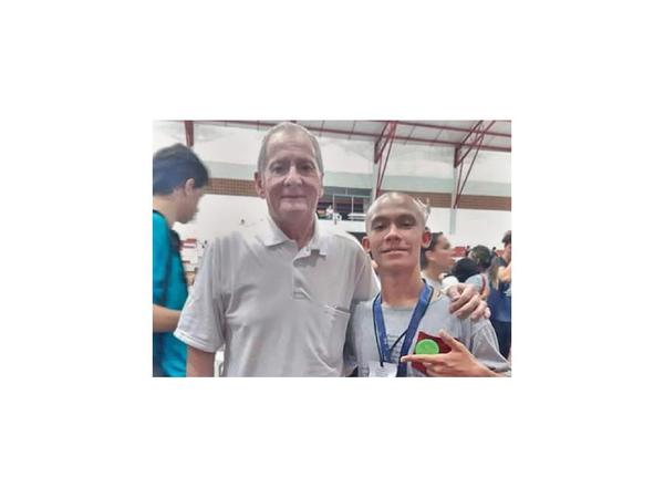 Joven medallista de matemáticas pide apoyo a educación