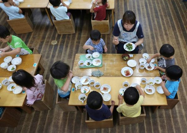 Niños japoneses, campeones en salud gracias a almuerzo escolar