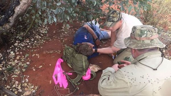 Salvó su vida comiendo hormigas en el desierto