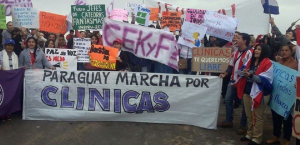 Estudiantes de Medicina exigen renuncias en marcha contra corrupción