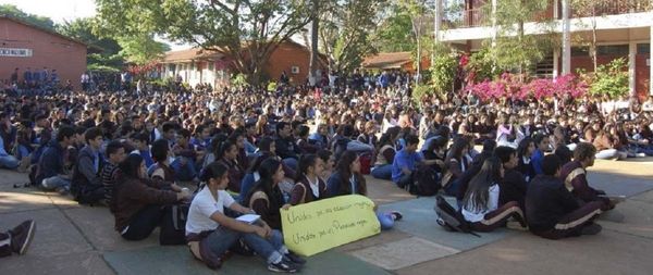 Estudiantes protestan contra Cartes con sentatas