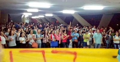 Marchan para exigir renuncia de decana de Filosofía