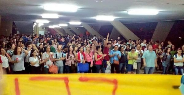 Marchan para exigir renuncia de decana de Filosofía