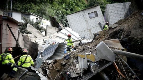 Suman 30 muertos y 600 desaparecidos por alud en Guatemala