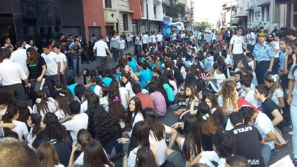 Sentata de estudiantes frente al MEC