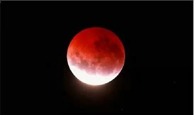 Admirable espectáculo de la superluna roja
