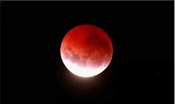 Admirable espectáculo de la superluna roja