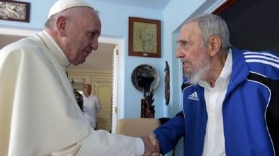 El Papa visita a Fidel Castro en su domicilio
