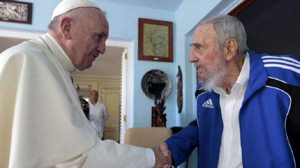El Papa visita a Fidel Castro en su domicilio