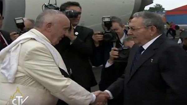 El papa pisó la isla de los Castro y habla de necesidad de reconciliación