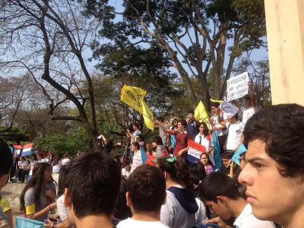 Ministra de Educación se reunirá el martes con líderes estudiantiles