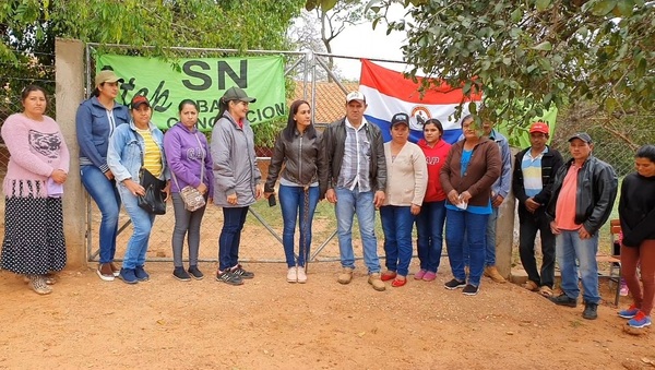 Madre se encadena y logra rubros para su escuela