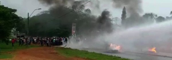 Gran despliegue policial para despejar cierre de tomateros | Noticias Paraguay