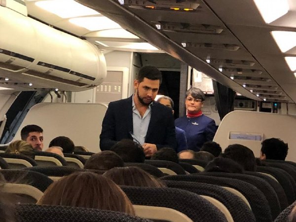 Joselo Rodríguez es escrachado por pasajeros en un avión