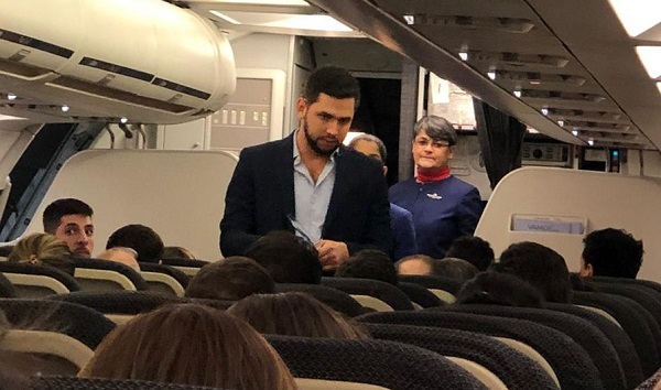 Escrachan a "Joselo" en un vuelo con destino a  Paraguay