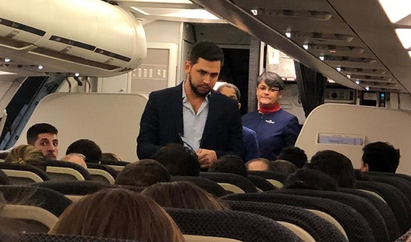 Escrachan a "Joselo" en un vuelo con destino a Paraguay