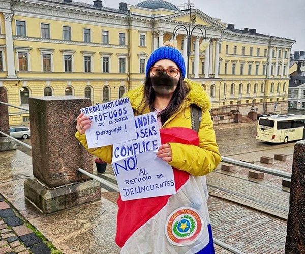 Así una paraguaya se manifestó en Finlandia por el caso Arrom y Martí