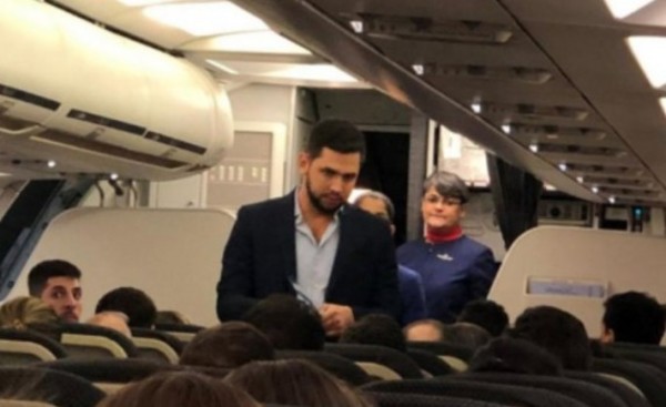 Joselo Rodriguez escrachado en un avión camino a Paraguay