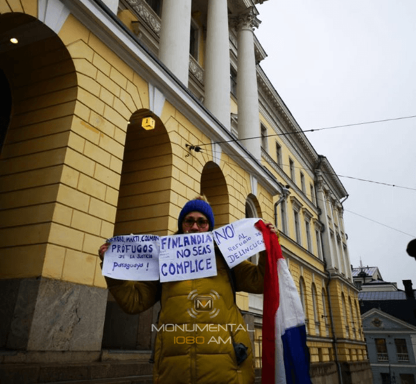 Una paraguaya frente al Congreso finlandés: "No sean cómplices" | Noticias Paraguay