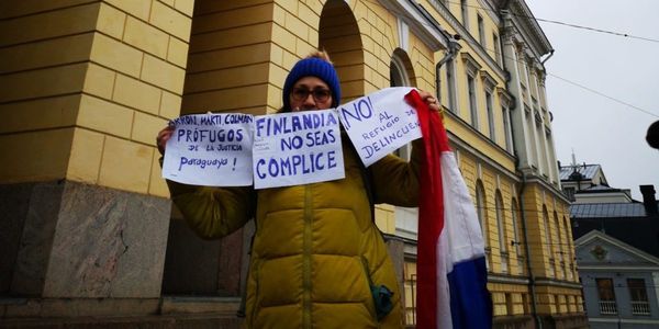 Paraguaya protesta contra refugio a Arrom y Martín en Finlandia