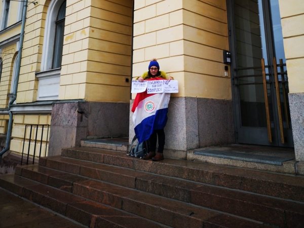 Paraguaya protesta en Finlandia contra refugio de Arrom, Martí y Colmán