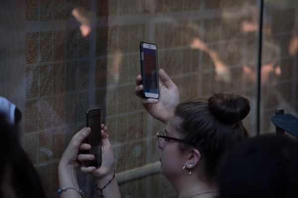 Chacarita: construyen biblioteca callejera con mural en forma de códigos QR